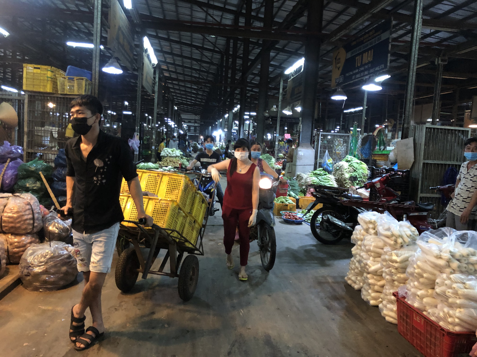Dịch Covid-19 khiến rau củ, thịt cá... về chợ đầu mối giảm khoảng 2.000 tấn/ngày - Ảnh 1.
