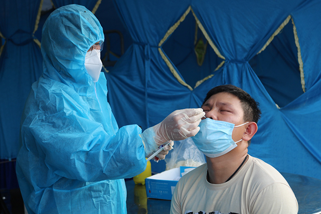 Bình Định test nhanh hàng ngàn người liên quan 2 ca đầu tiên dương tính SARS-CoV-2