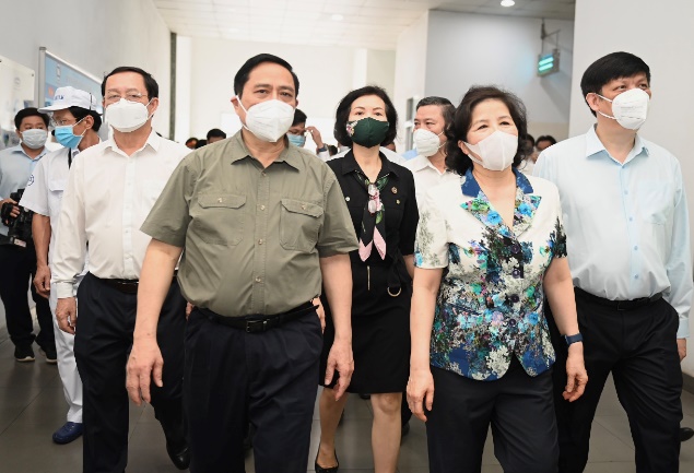 Thủ tướng đ&aacute;nh gi&aacute; cao m&ocirc; h&igrave;nh &ldquo;vừa sản xuất, vừa chiến đấu&rdquo; khi thăm si&ecirc;u nh&agrave; m&aacute;y sữa của Vinamilk - Ảnh 1.