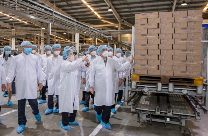 Thủ tướng đ&aacute;nh gi&aacute; cao m&ocirc; h&igrave;nh &ldquo;vừa sản xuất, vừa chiến đấu&rdquo; khi thăm si&ecirc;u nh&agrave; m&aacute;y sữa của Vinamilk - Ảnh 7.