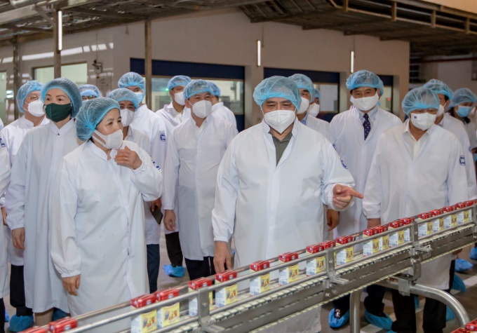 Thủ tướng đ&aacute;nh gi&aacute; cao m&ocirc; h&igrave;nh &ldquo;vừa sản xuất, vừa chiến đấu&rdquo; khi thăm si&ecirc;u nh&agrave; m&aacute;y sữa của Vinamilk - Ảnh 2.