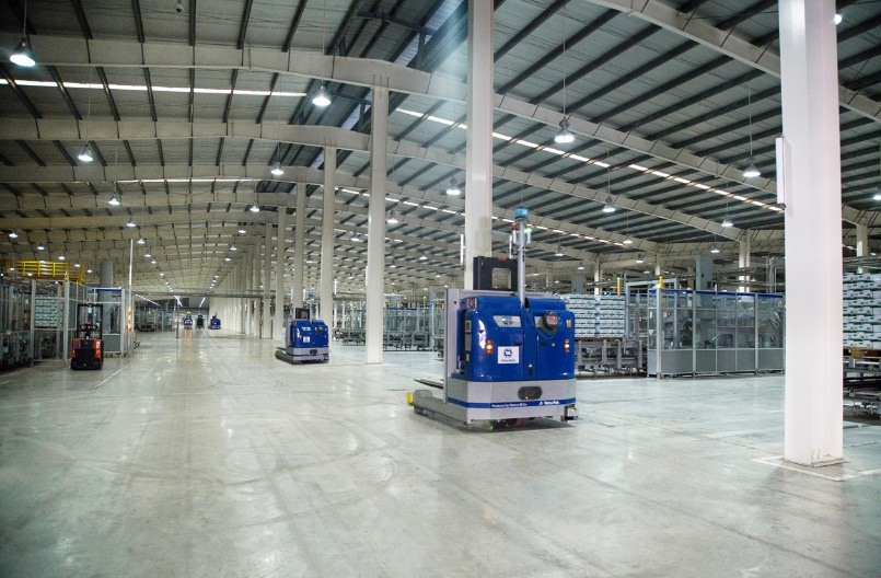Thủ tướng đ&aacute;nh gi&aacute; cao m&ocirc; h&igrave;nh &ldquo;vừa sản xuất, vừa chiến đấu&rdquo; khi thăm si&ecirc;u nh&agrave; m&aacute;y sữa của Vinamilk - Ảnh 5.