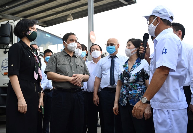 Thủ tướng đánh giá cao mô hình “vừa sản xuất, vừa chiến đấu” khi thăm siêu nhà máy sữa của Vinamilk