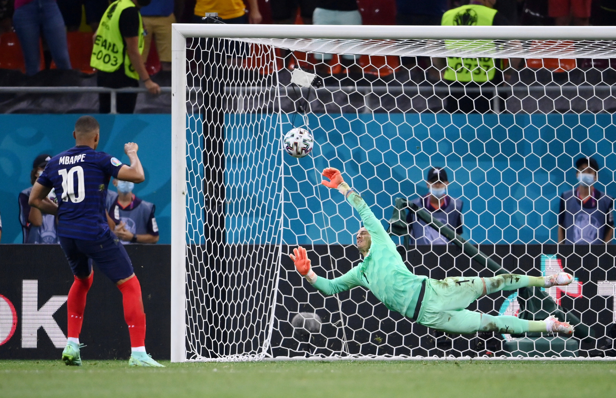 Tuyển Pháp bị loại: Kylian Mbappe không xứng đáng tiếp bước Messi, Ronaldo - Ảnh 2.