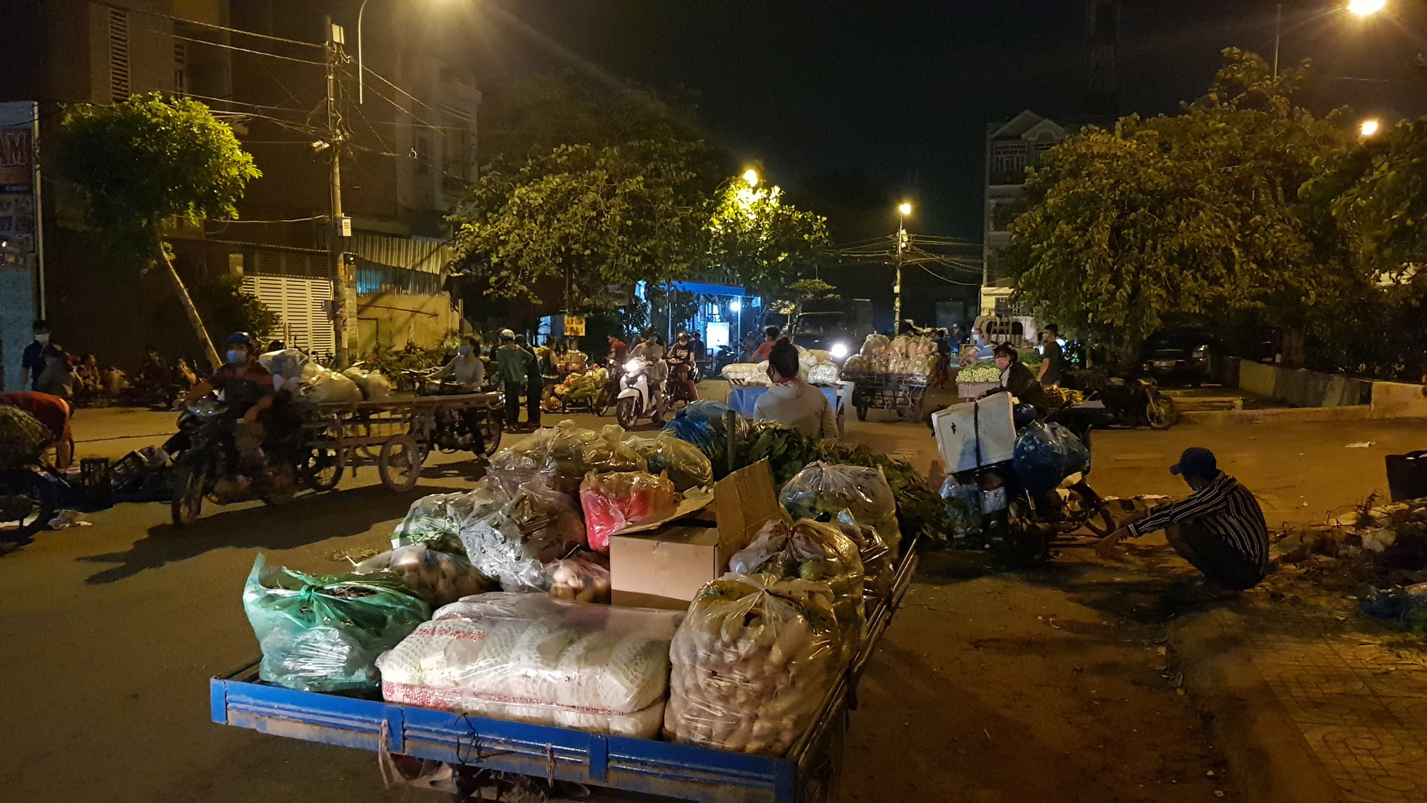 Chợ đầu mối H&oacute;c M&ocirc;n tạm đ&oacute;ng cửa, nhiều tiểu thương nhanh tay đẩy h&agrave;ng - Ảnh 7.
