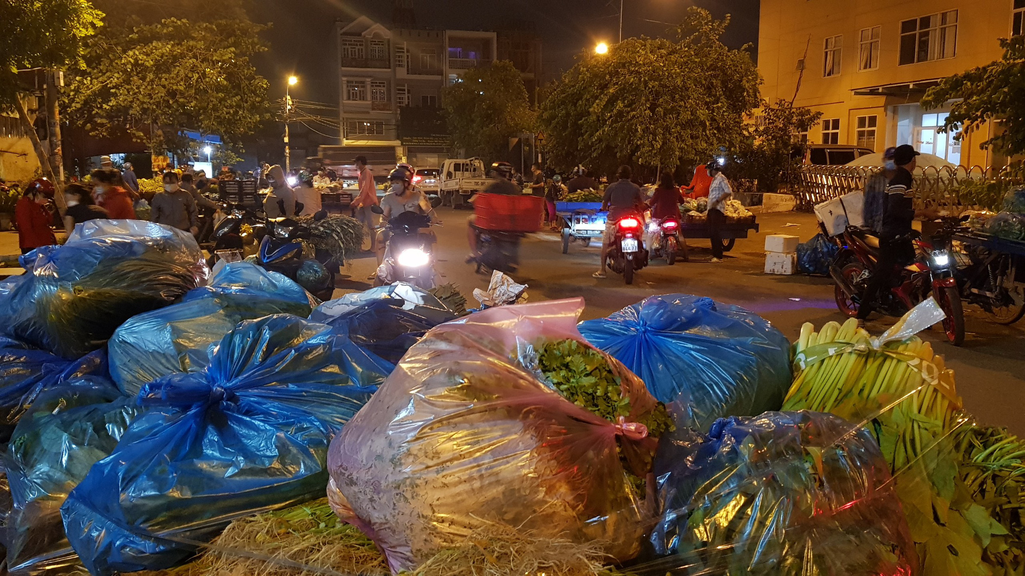 Chợ đầu mối H&oacute;c M&ocirc;n tạm đ&oacute;ng cửa, nhiều tiểu thương nhanh tay đẩy h&agrave;ng - Ảnh 5.