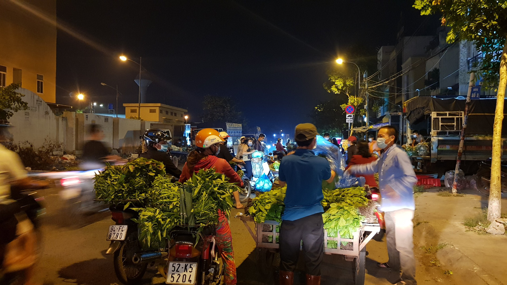 Chợ đầu mối H&oacute;c M&ocirc;n tạm đ&oacute;ng cửa, nhiều tiểu thương nhanh tay đẩy h&agrave;ng - Ảnh 6.