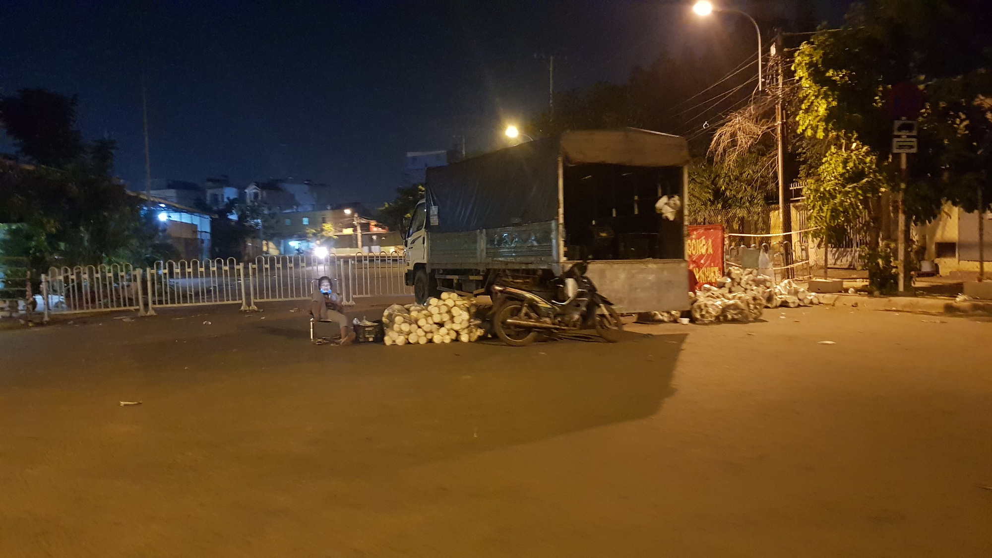 Chợ đầu mối H&oacute;c M&ocirc;n tạm đ&oacute;ng cửa, nhiều tiểu thương nhanh tay đẩy h&agrave;ng - Ảnh 4.