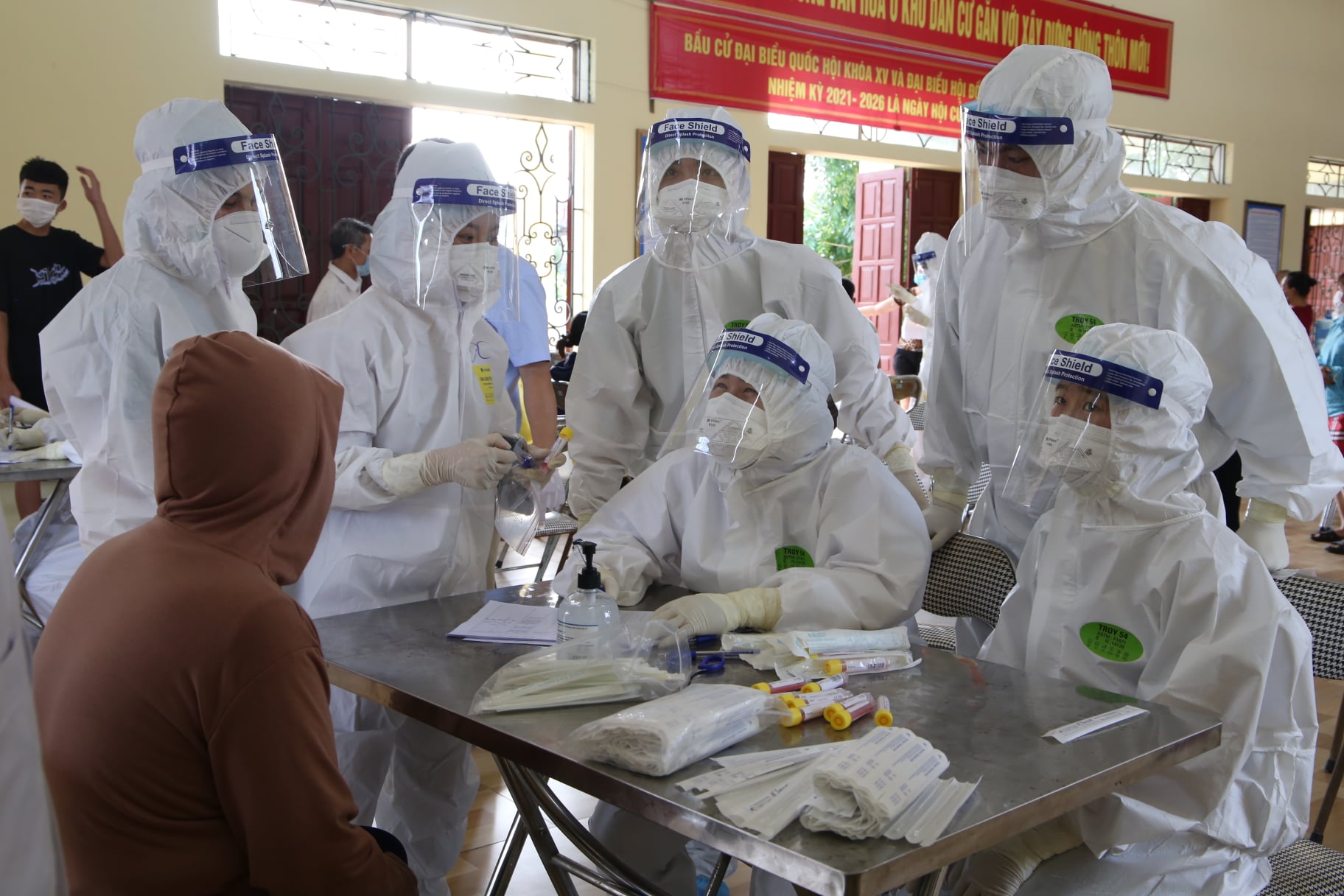 T&acirc;m dịch Bắc Giang th&ecirc;m 157 ca dương t&iacute;nh SARS-CoV-2, di chuyển 4.000 người ra khỏi th&ocirc;n N&uacute;i Hiểu - Ảnh 1.