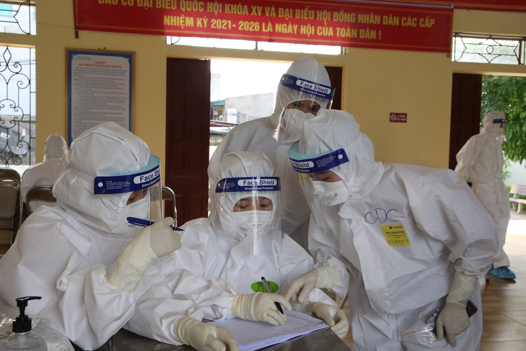 Phát hiện 2 học sinh, 1 bé trai 3 tuổi dương tính SARS-CoV-2
