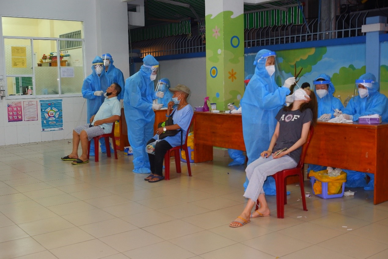 TP HCM: V&agrave;o chợ x&eacute;t nghiệm tiểu thương v&igrave; c&oacute; nh&agrave; 3 người nghi mắc Covid-19 ở T&acirc;n B&igrave;nh - Ảnh 1.