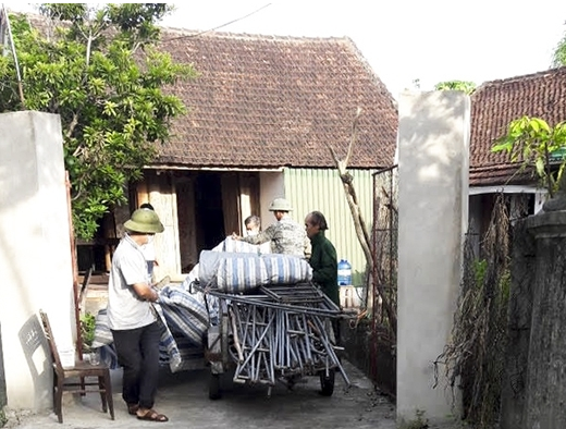 Bàng hoàng phát hiện mẹ và anh trai chết cạnh giếng sau nhà
