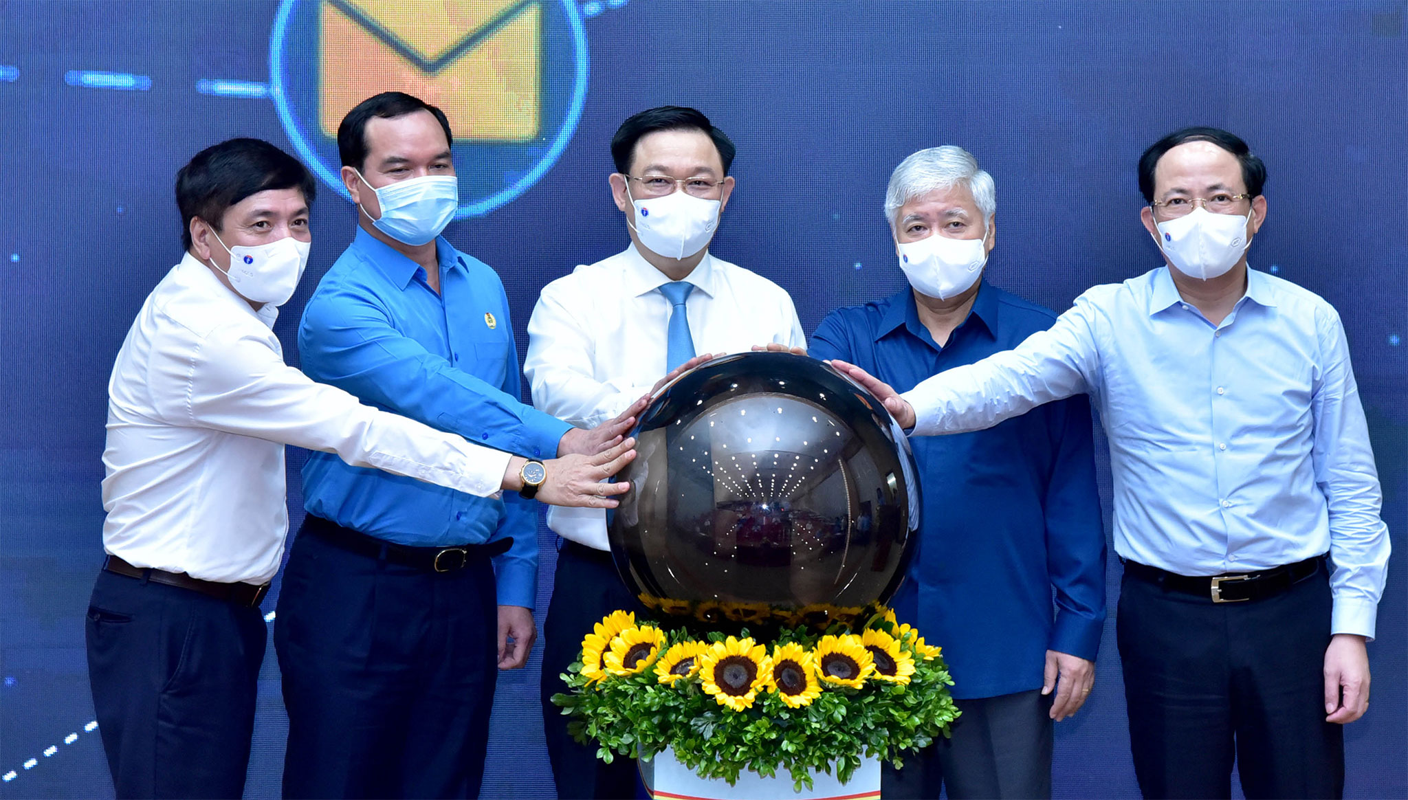 Gần 146 tỉ đồng ủng hộ Chương trình "Vắc-xin cho công nhân"
