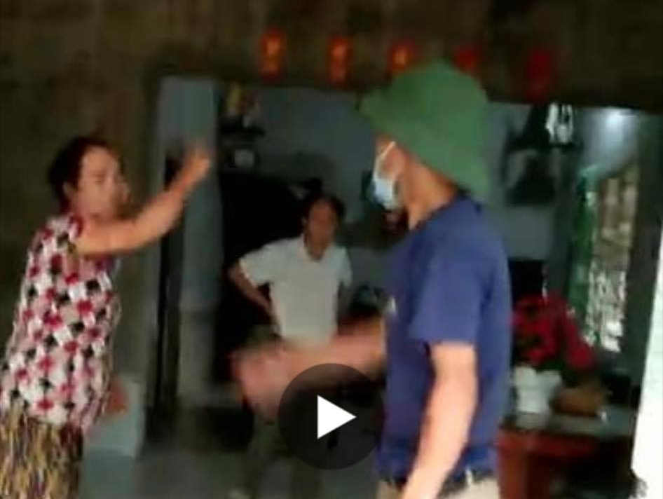 Trưởng thôn bị cặp vợ chồng hành hung khi đi tuyên truyền chống dịch Covid-19