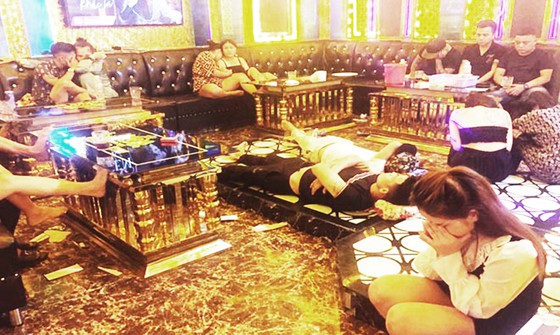 Phạt qu&aacute;n karaoke c&oacute; &ldquo;tay vịn&rdquo;, để kh&aacute;ch sử dụng ma t&uacute;y giữa m&ugrave;a dịch - Ảnh 2.