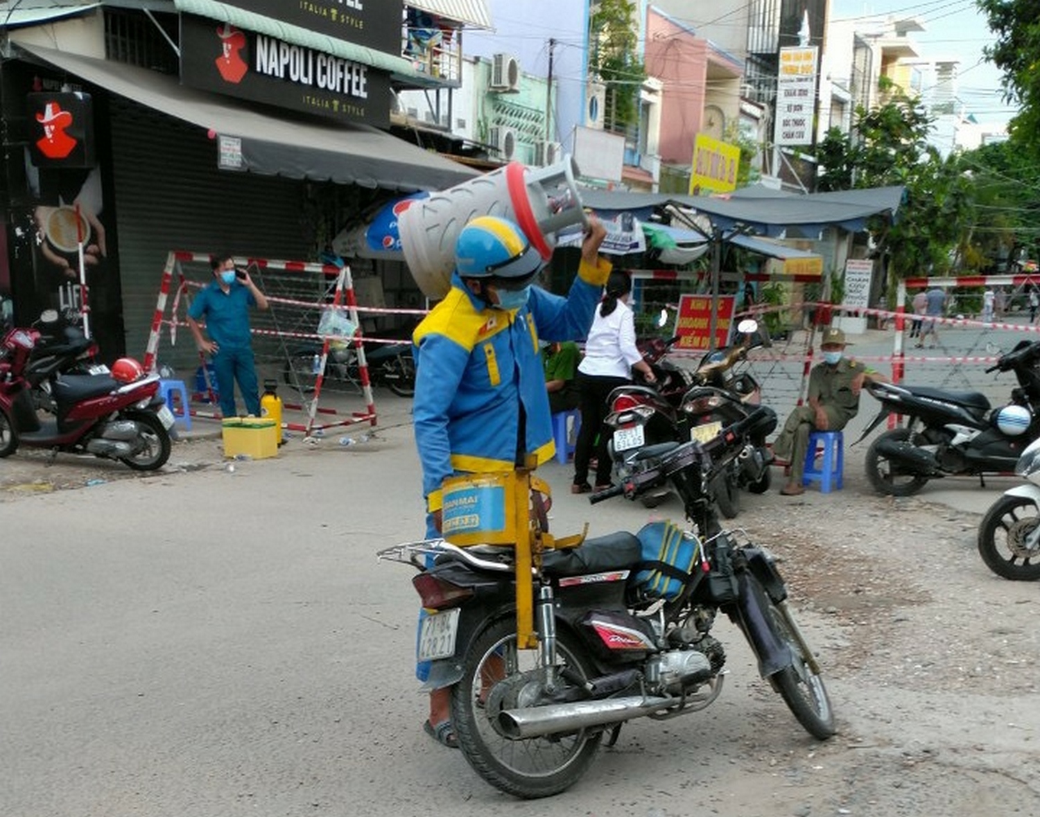 Gồng mình "sống chung với dịch"