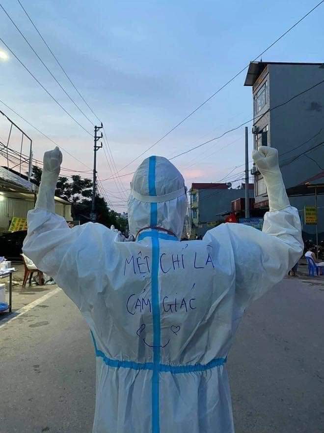 Huệ Nguyễn và những hình ảnh lay động nơi tuyến đầu chống dịch