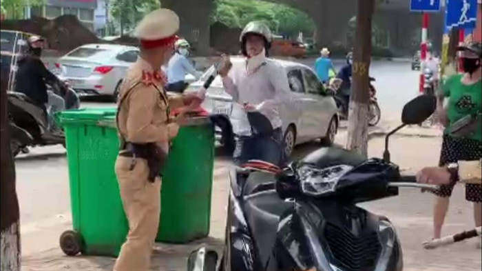 Người đàn ông đi xe SH vượt đèn đỏ, cầm gạch tấn công CSGT