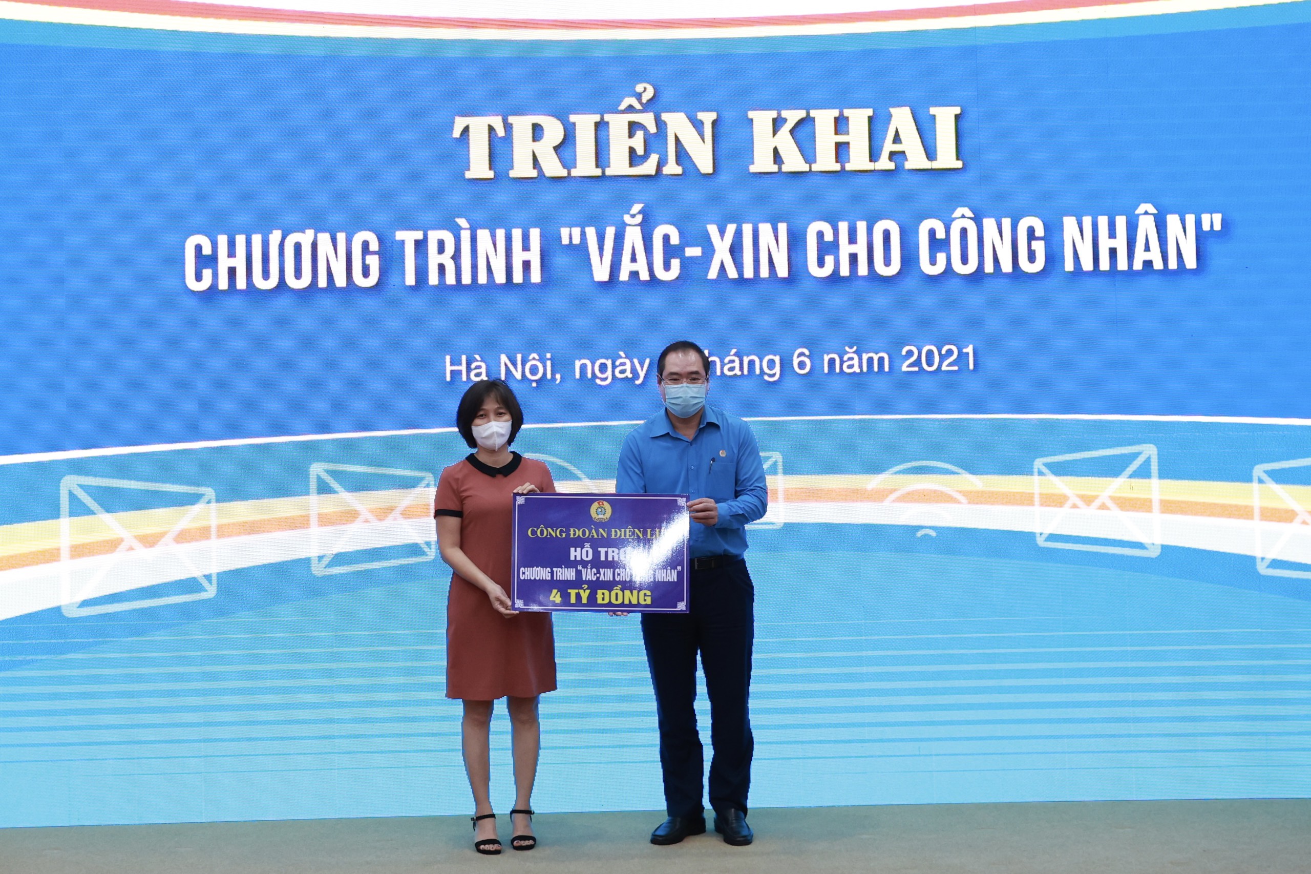 Gần 146 tỉ đồng ủng hộ Chương tr&igrave;nh Vắc - xin cho c&ocirc;ng nh&acirc;n - Ảnh 3.