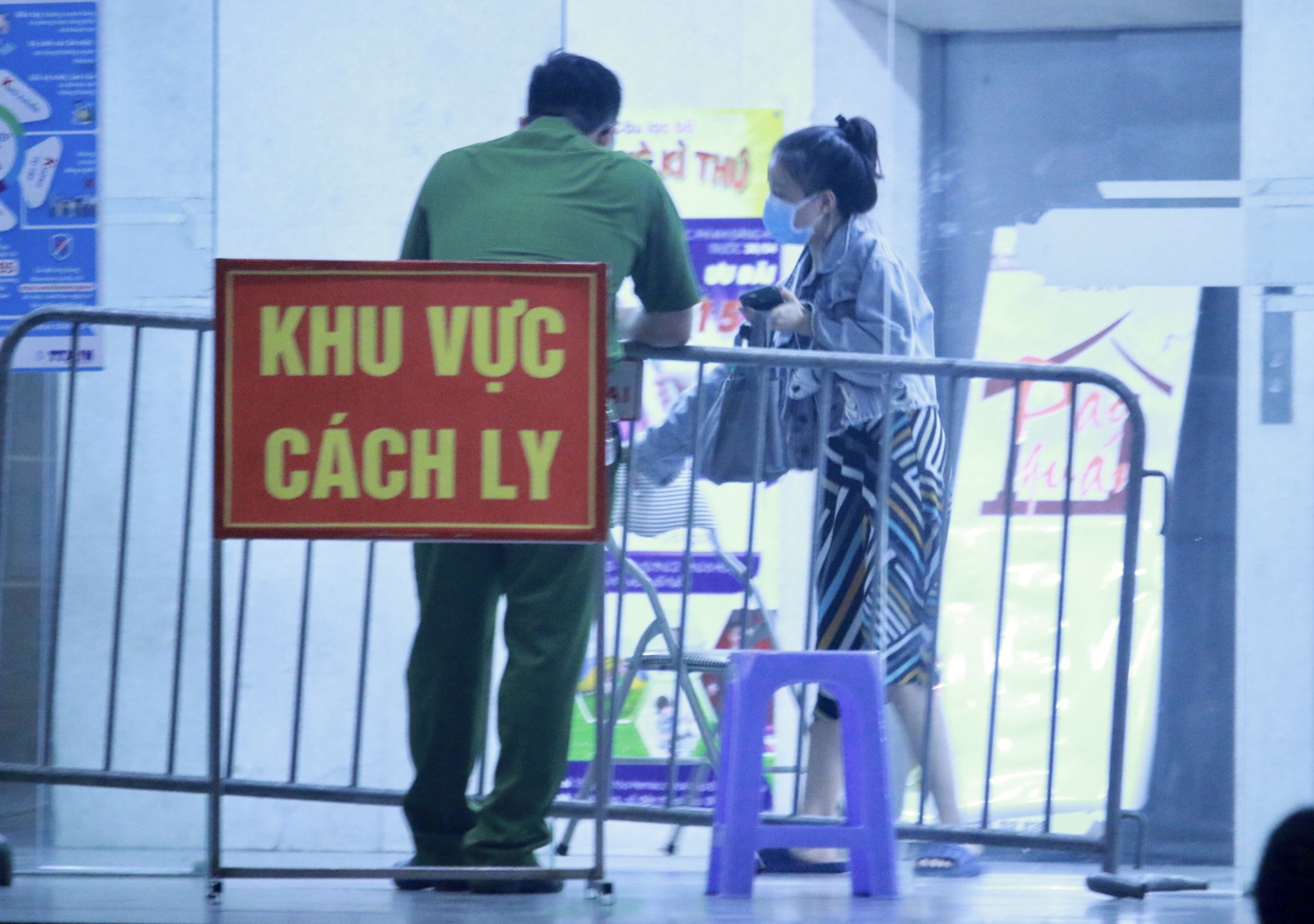 CLIP: Phong toả, phun khử khuẩn chung cư Hemisco Xa La sau ca dương tính SARS-CoV-2 - Ảnh 13.