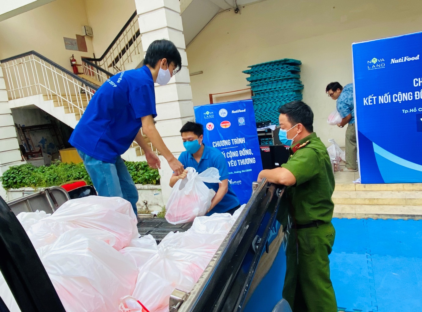 Ba cây chụm lại nên hòn núi cao trong chiến dịch xã hội hóa vắc-xin - Ảnh 3.