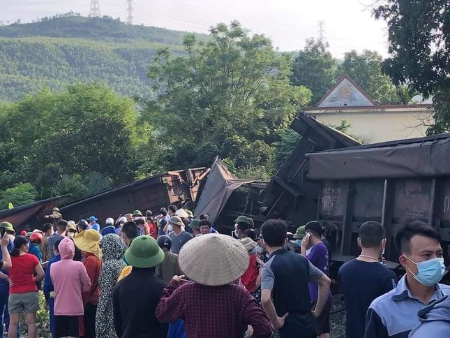 6 toa t&agrave;u đứt khớp nối tr&ocirc;i tự do, h&uacute;c tung bờ tường khiến 1 b&eacute; trai bị thương nặng - Ảnh 1.