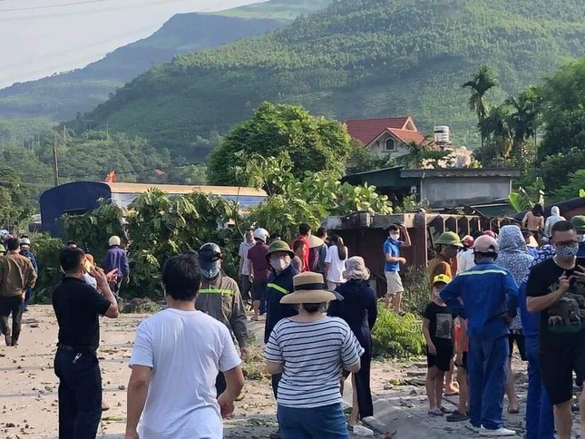 6 toa t&agrave;u đứt khớp nối tr&ocirc;i tự do, h&uacute;c tung bờ tường khiến 1 b&eacute; trai bị thương nặng - Ảnh 3.