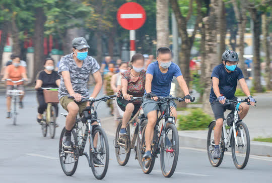 Cận cảnh hồ Gươm trở thành “trường đua” xe đạp cho người  tập thể dục buổi sáng