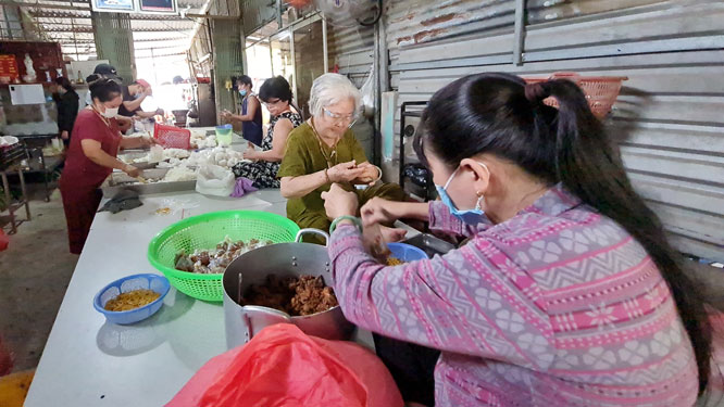 ẤM LÒNG NHỮNG NGÀY GIÃN CÁCH (*): Người nghèo làm cơm cho kẻ khó