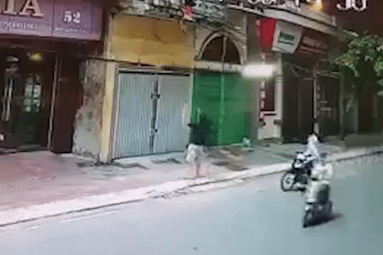 Thót tim cảnh người đàn ông hứng đỡ bé gái rơi từ tầng 2 - Ảnh 2.