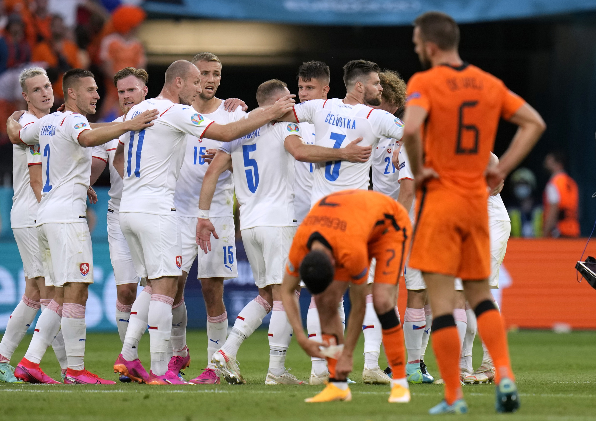 H&agrave; Lan bị loại, KNVB ch&iacute;nh thức sa thải HLV Frank de Boer - Ảnh 2.