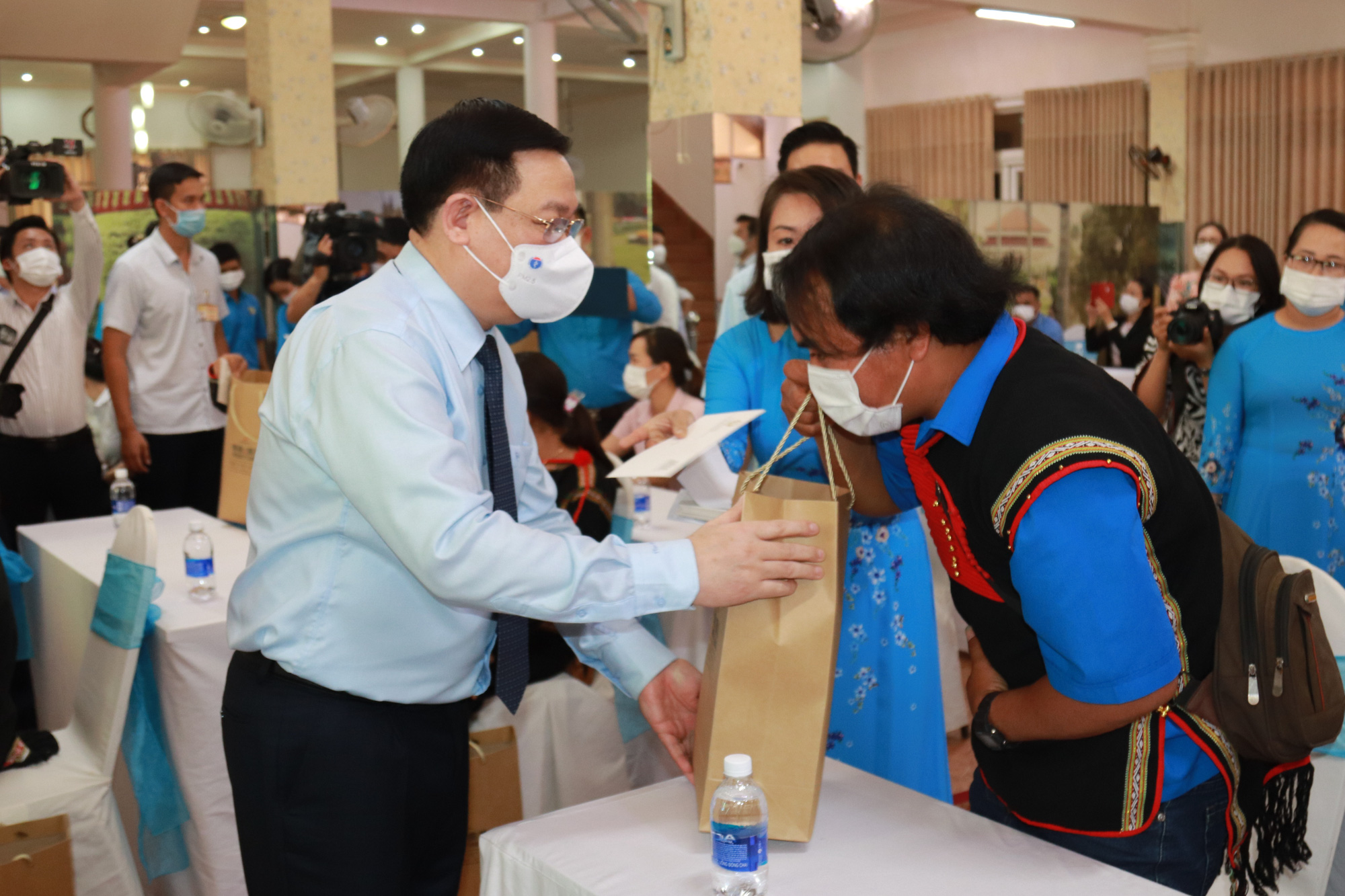 G&oacute;i hỗ trợ sẽ sớm đến tay người lao động bị ảnh hưởng bởi dịch Covid-19 - Ảnh 1.