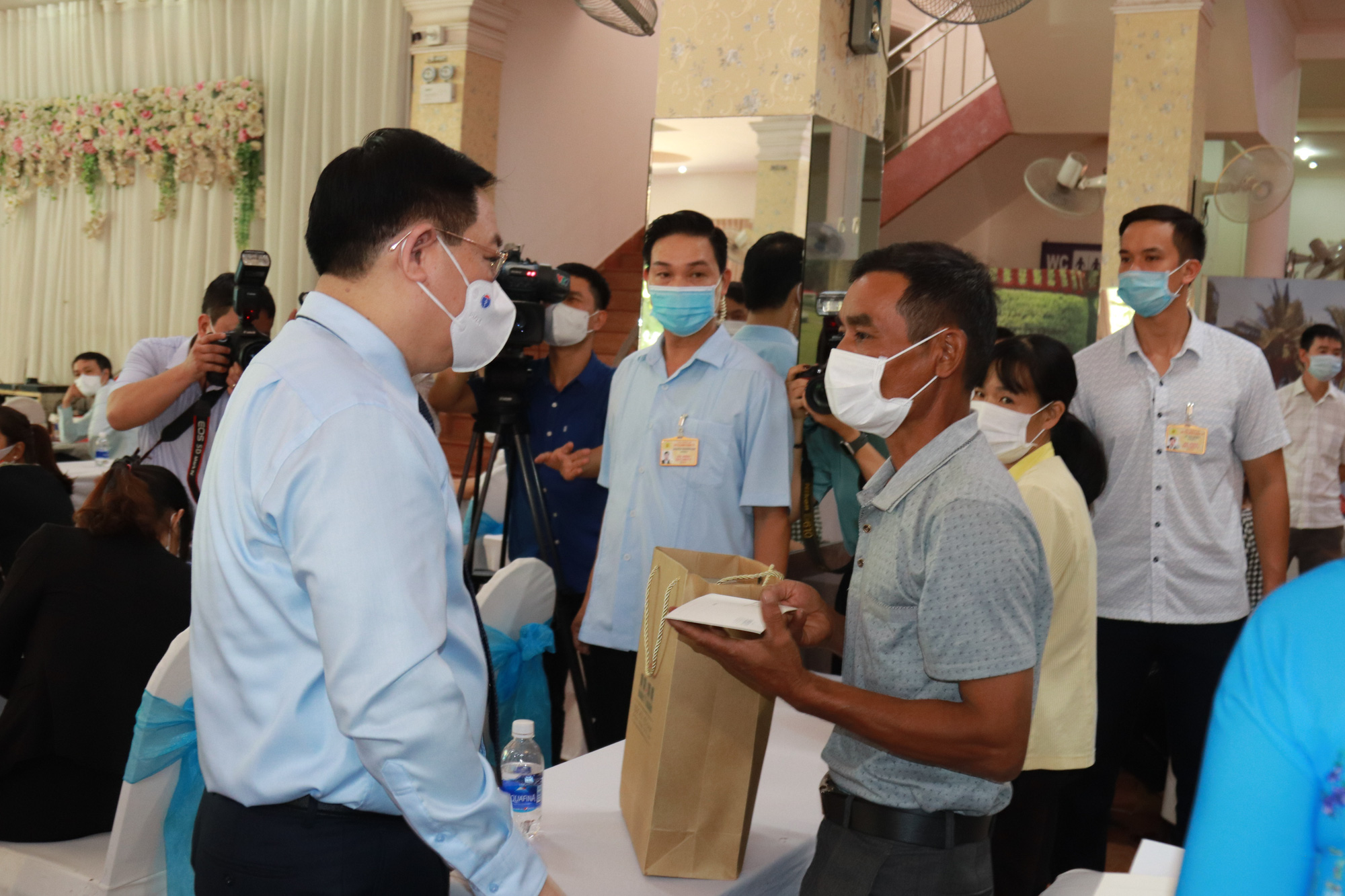 G&oacute;i hỗ trợ sẽ sớm đến tay người lao động bị ảnh hưởng bởi dịch Covid-19 - Ảnh 4.