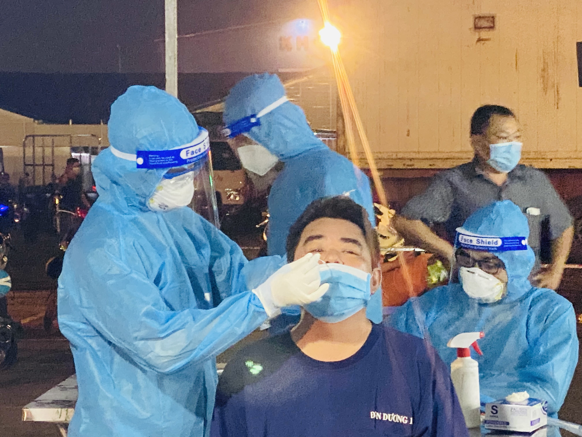 Xuy&ecirc;n đ&ecirc;m lấy mẫu x&eacute;t nghiệm Covid-19 tại chợ đầu mối Thủ Đức - Ảnh 2.