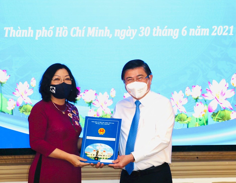 TP HCM: Bổ nhiệm đồng loạt Chủ tịch, Ph&oacute; Chủ tịch UBND 16 quận - Ảnh 2.