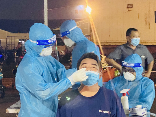 TP HCM: Quận B&igrave;nh Thạnh v&agrave; TP Thủ Đức x&eacute;t nghiệm tầm so&aacute;t SARS-CoV-2 cho người d&acirc;n tr&ecirc;n địa b&agrave;n - Ảnh 2.