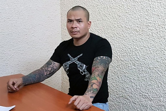 H&igrave;nh ảnh kh&aacute;c lạ kh&oacute; nhận ra của Quang Rambo tại t&ograve;a so với l&uacute;c bị bắt - Ảnh 2.