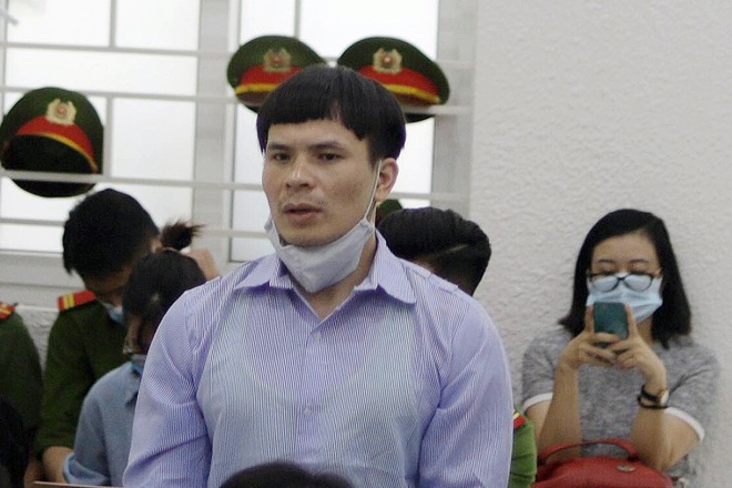 H&igrave;nh ảnh kh&aacute;c lạ kh&oacute; nhận ra của Quang Rambo tại t&ograve;a so với l&uacute;c bị bắt - Ảnh 1.