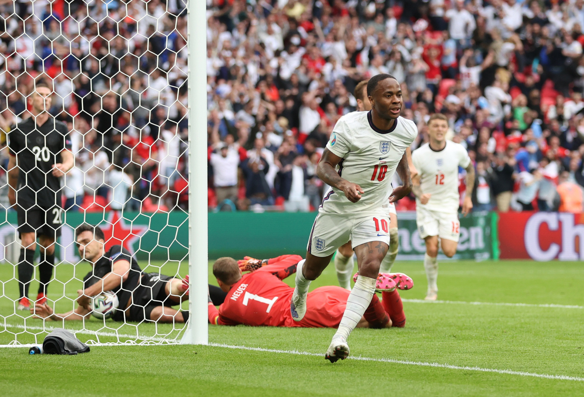 Sterling và Kane bùng nổ, tuyển Anh tiễn chân người Đức về nước