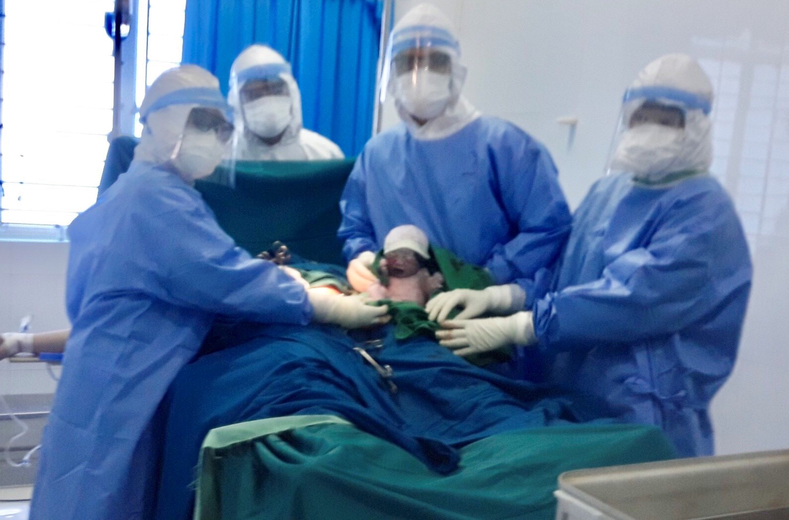 Quảng Ngãi: Thai phụ mắc Covid-19 sinh con trong khu cách ly