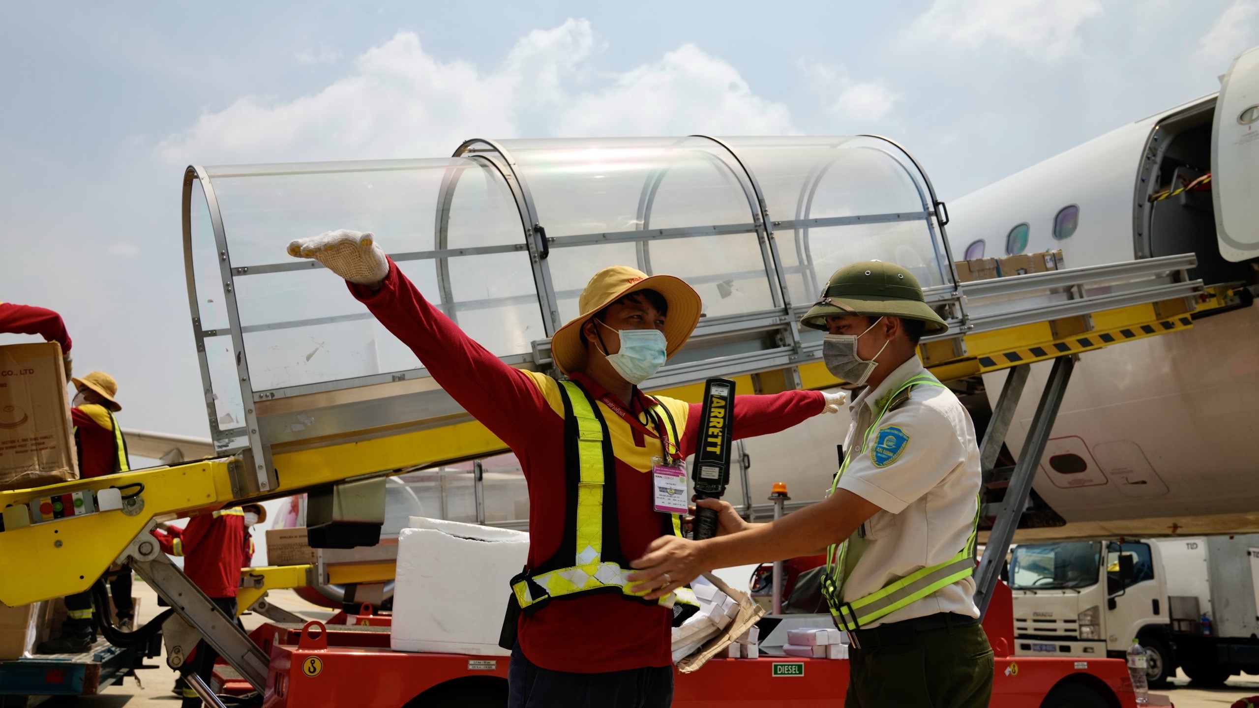 Nhân viên hàng không đẫm mồ hôi trên nền bê tông nóng bỏng 56 độ C - Ảnh 4.