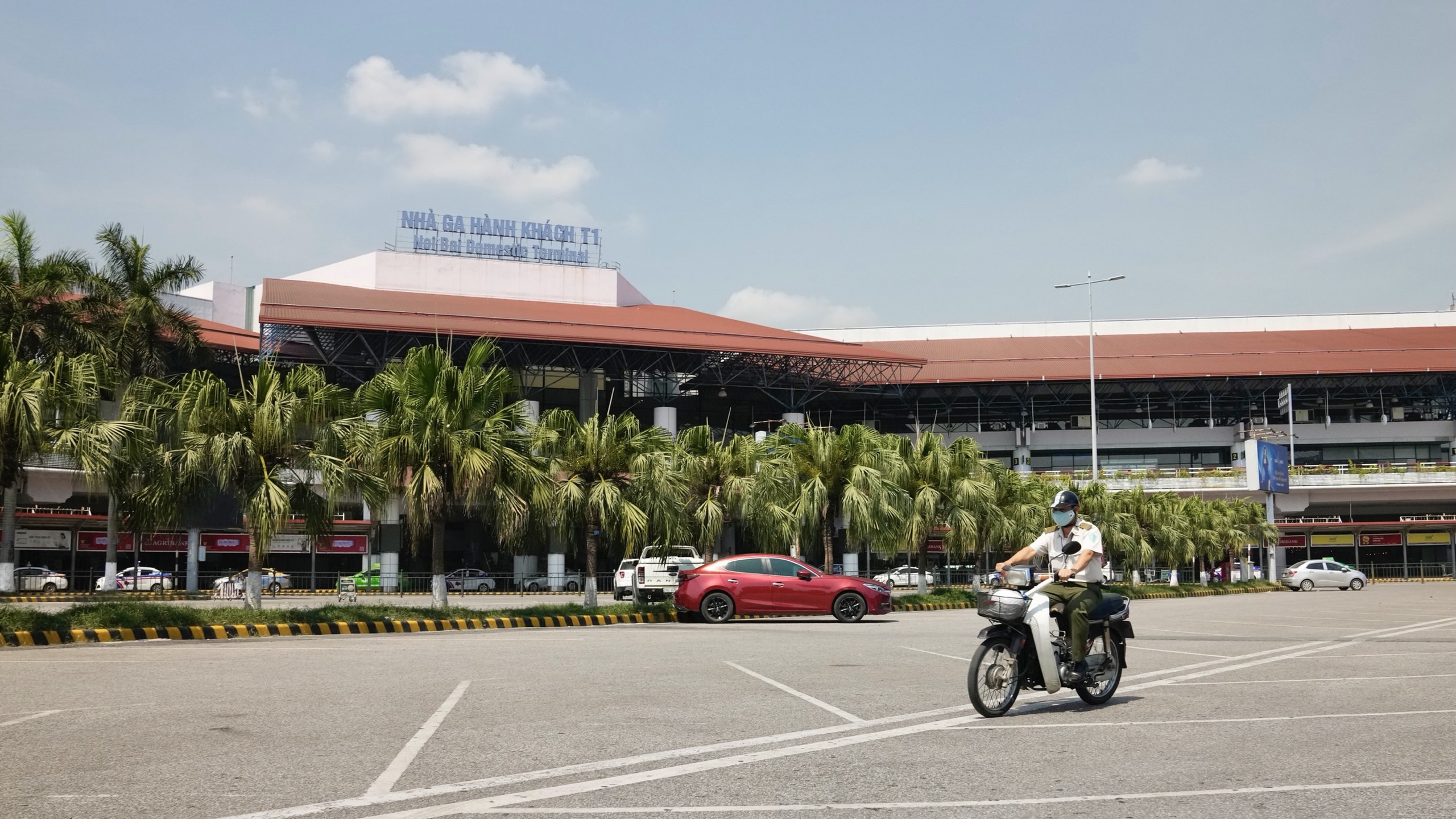 Nhân viên hàng không đẫm mồ hôi trên nền bê tông nóng bỏng 56 độ C - Ảnh 7.