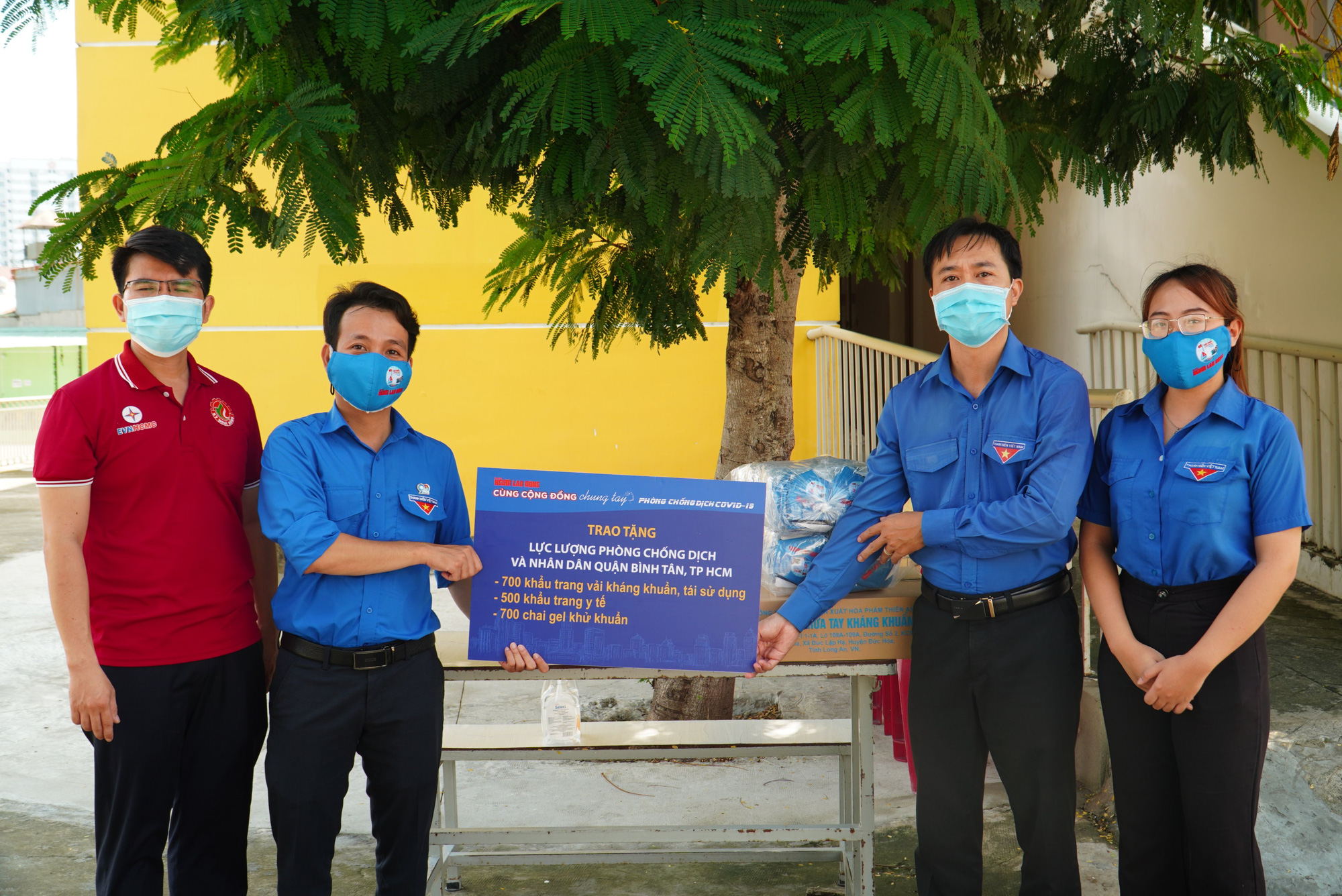 B&aacute;o Người Lao Động tiếp sức lực lượng chống dịch Covid-19 quận B&igrave;nh T&acirc;n - Ảnh 1.
