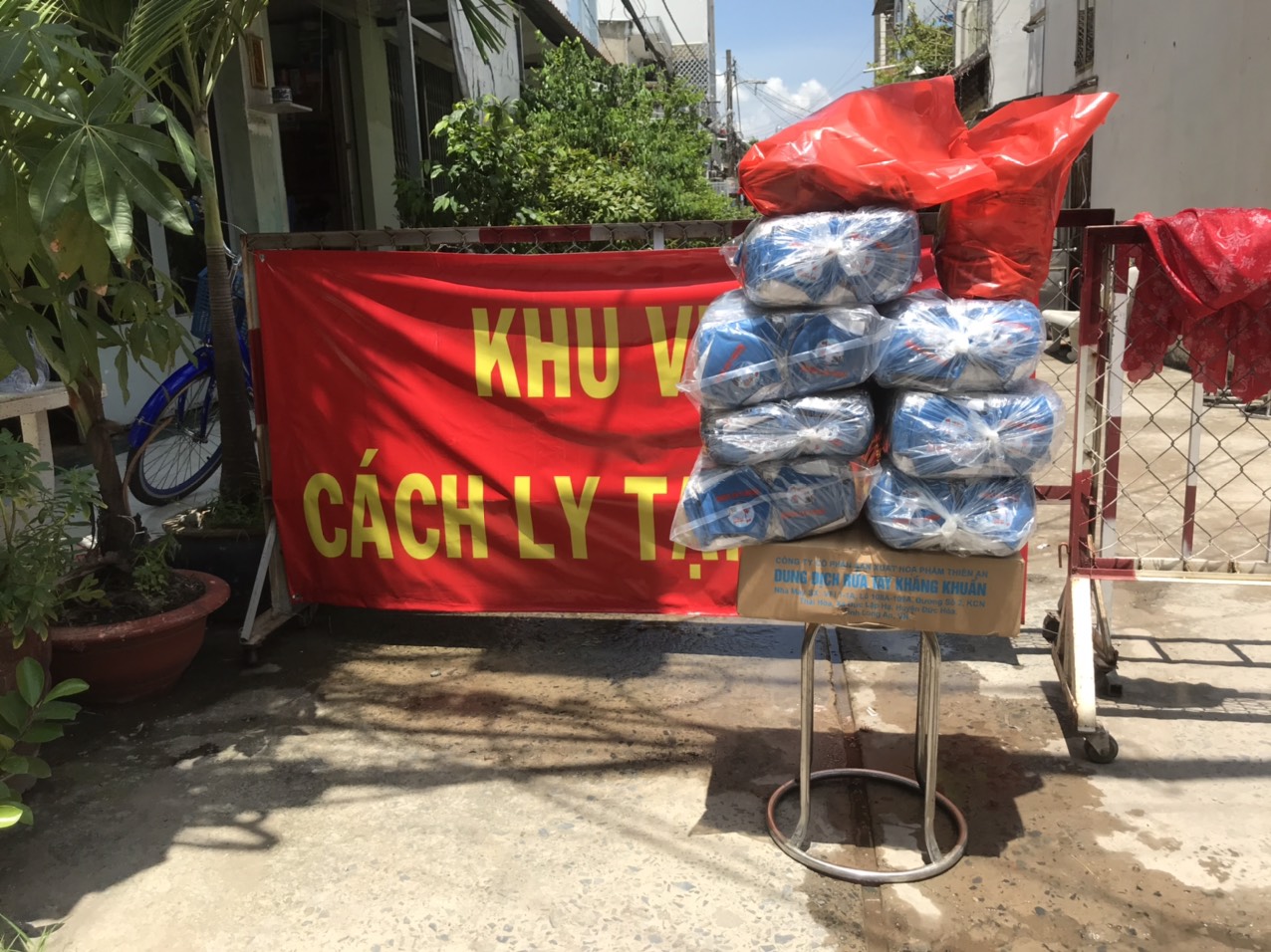 B&aacute;o Người Lao Động tiếp sức lực lượng chống dịch Covid-19 quận B&igrave;nh T&acirc;n - Ảnh 3.
