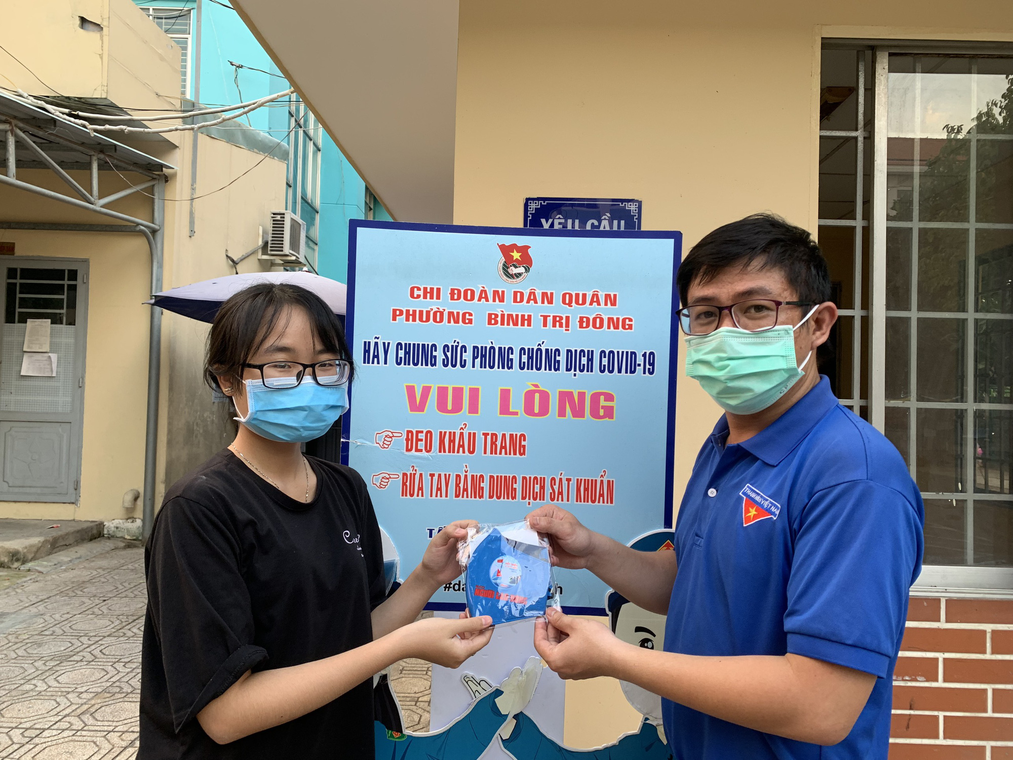 B&aacute;o Người Lao Động tiếp sức lực lượng chống dịch Covid-19 quận B&igrave;nh T&acirc;n - Ảnh 7.