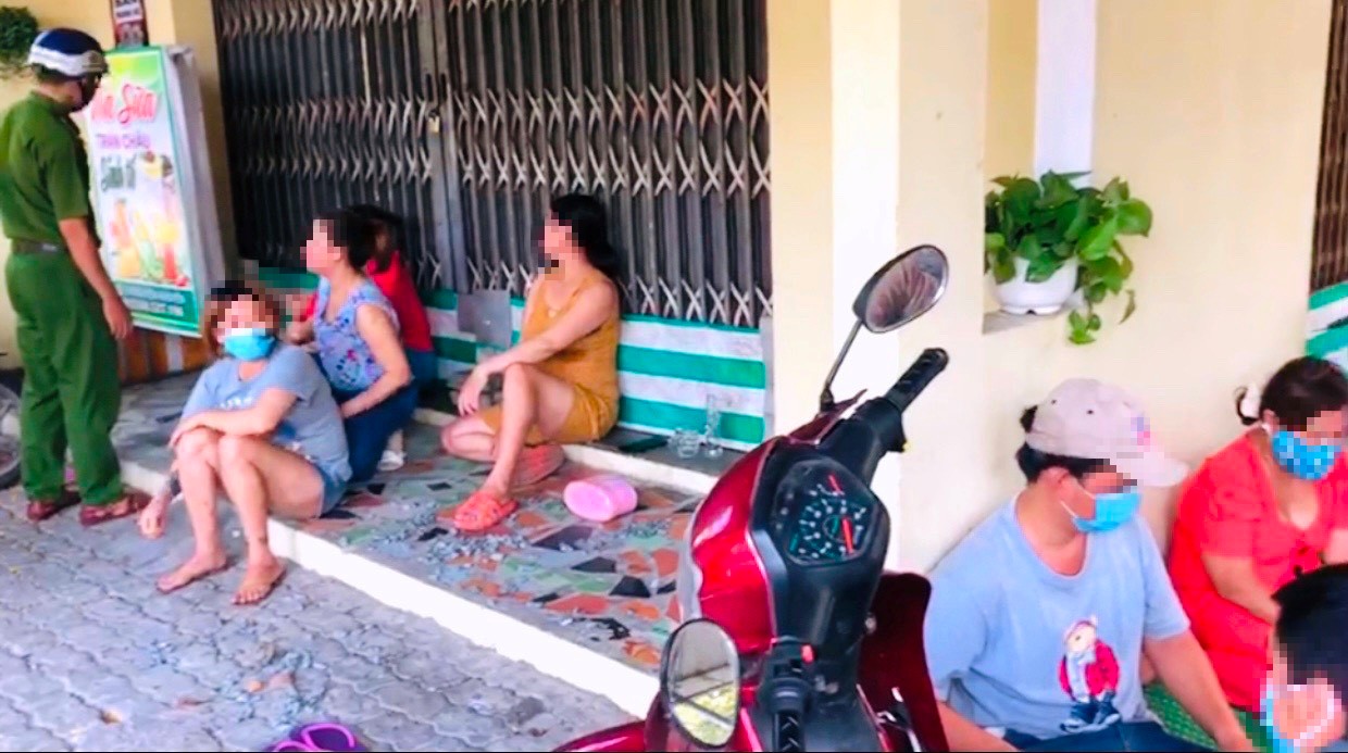 Mức phạt bất ngờ cho nh&oacute;m người ngồi đ&aacute;nh b&agrave;i tr&ecirc;n vỉa h&egrave; - Ảnh 2.