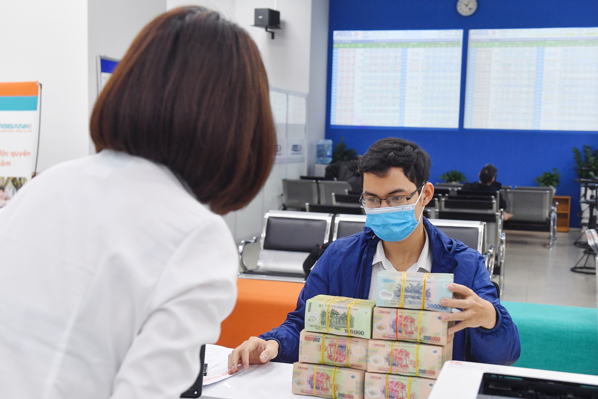 Tiền đổ vào chứng khoán đến từ đâu? - Ảnh 1.