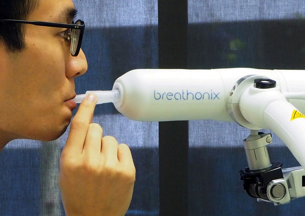 Việt Nam nhận máy xét nghiệm Covid-19 qua hơi thở đầu tiên trên thế giới