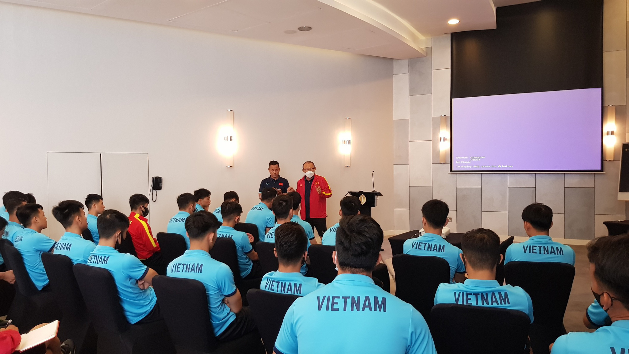 Chùm ảnh đội tuyển Việt Nam học luật trước trận đấu với Indonesia