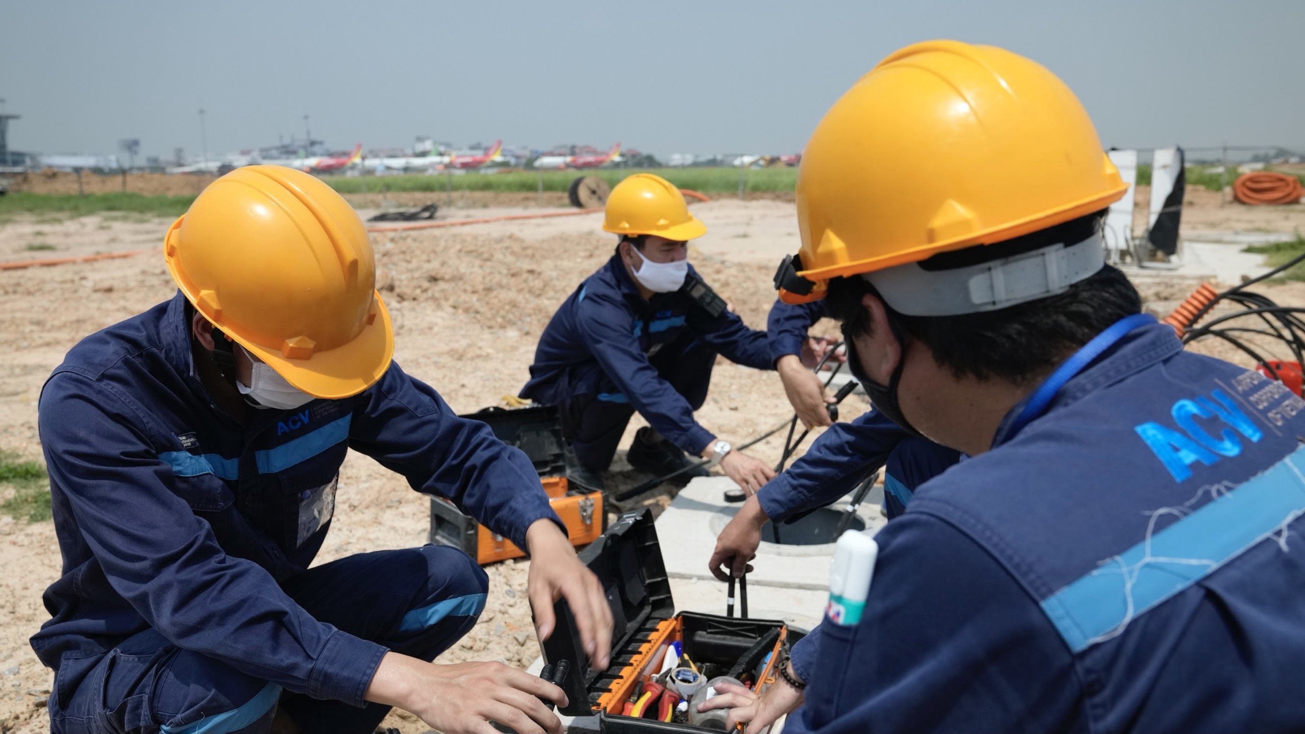 Nhân viên hàng không đẫm mồ hôi trên nền bê tông nóng bỏng 56 độ C - Ảnh 11.